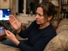 Darle unos golpecitos al control remoto de tu televisor para que funcione: cuándo conviene hacerlo y por qué funciona