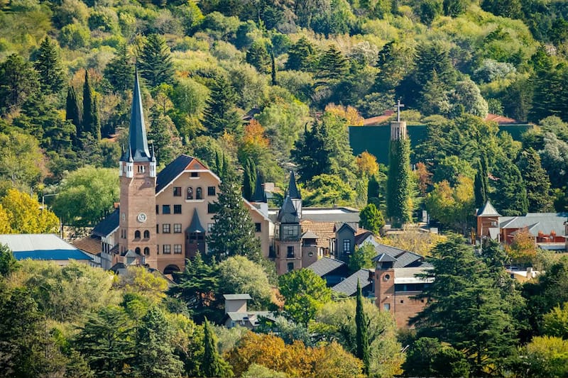 De fuerte herencia centroeuropea, se caracteriza por su arquitectura alpina.