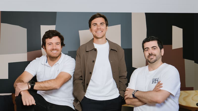 De izquierda a derecha. Nacho Travesí, Sergi Bastardas y Antonio Melé, fundadores de Orbio AI | Cortesía