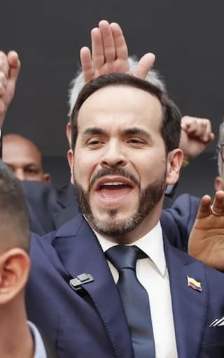 De la Espriella dice que recibe una Colombia “bajo presión” y Petro defiende su gestión antes del cambio de Gobierno