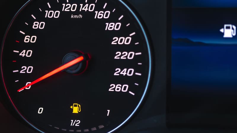 De qué sirve la flecha junto al ícono de la gasolina en el auto y cómo usarlo correctamente