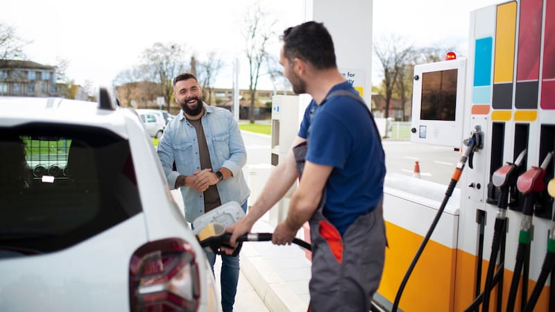 De qué sirve la flecha junto al ícono de la gasolina en el auto y cómo usarlo correctamente