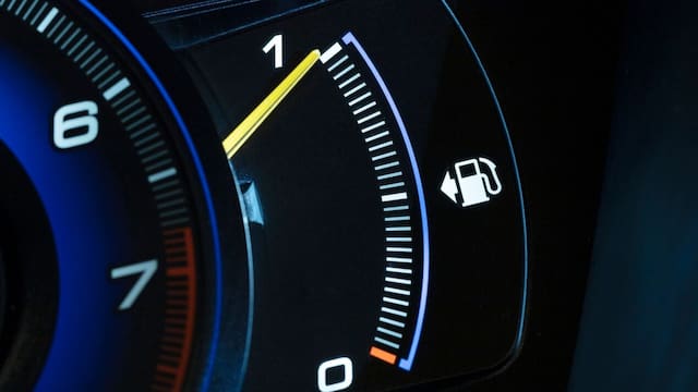 De qué sirve la flecha junto al ícono de la gasolina en el auto y cómo usarlo correctamente