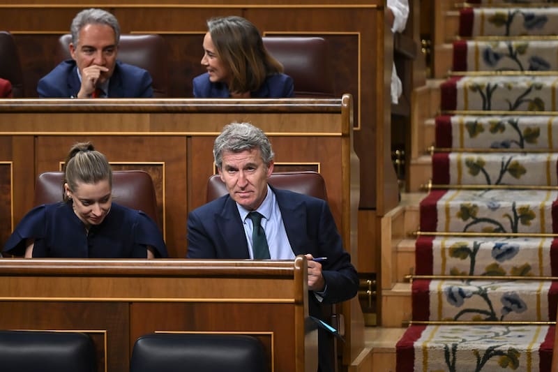 MADRID, 28/04/2026.- El presidente del PP, Alberto Núñez Feijóo , asiste al pleno del Congreso que debate y vota el decreto ley que prorroga los contratos de alquiler, este martes en Madrid. EFE/ Fernando Villar
