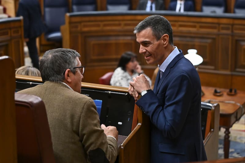 MADRID, 28/04/2026.- El presidente del Gobierno, Pedro Sánchez (d), conversa con el diputado del PSOE Patxi López (i) a su llegada al pleno del Congreso que debate y vota el decreto ley que prorroga los contratos de alquiler, este martes en Madrid. EFE/ Fernando Villar