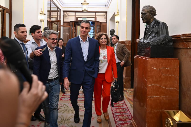 MADRID, 28/04/2026.- El presidente del Gobierno, Pedro Sánchez (c), a su llegada al pleno del Congreso que debate y vota el decreto ley que prorroga los contratos de alquiler, este martes en Madrid. EFE/ Fernando Villar