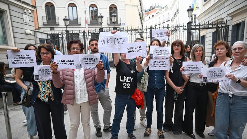 Protesta a las afueras del Congreso de los Diputados durante el pleno que debate y vota el decreto ley que prorroga los contratos de alquiler, este martes en Madrid.