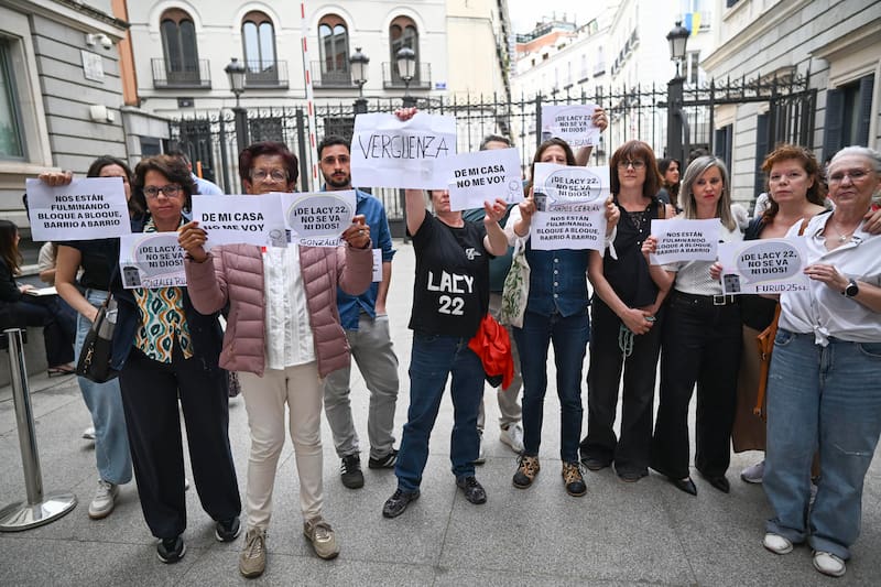 Protesta a las afueras del Congreso de los Diputados durante el pleno que debate y vota el decreto ley que prorroga los contratos de alquiler, este martes en Madrid.