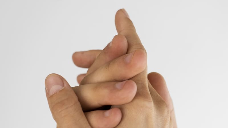Crujirse los nudillos no es necesariamente malo, según los expertos.