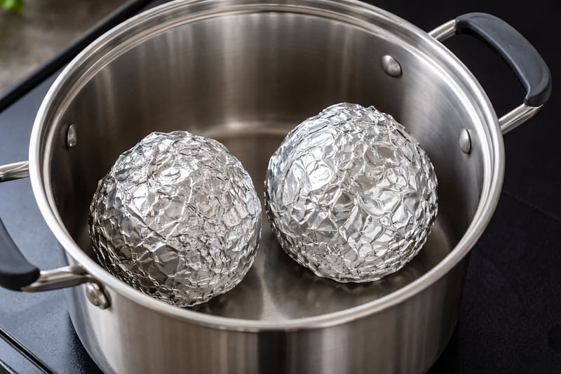 Dejá las ollas como nuevas y eliminá la grasa y el óxido para siempre: el truco con papel aluminio que es súper efectivo
Fuente: IA