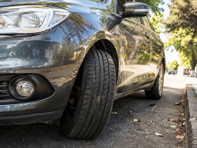 Dejar el carro estacionado con las llantas giradas puede parecer una práctica inofensiva, pero un especialista advierte que hacerlo durante largos periodos puede someter a tensión a distintos componentes de la dirección y suspensión.