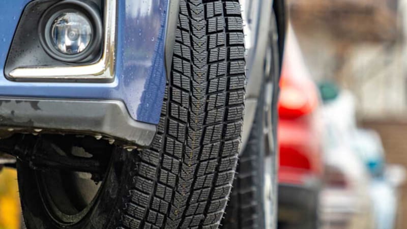 Dejar el carro estacionado con las llantas giradas puede parecer una práctica inofensiva, pero un especialista advierte que hacerlo durante largos periodos puede someter a tensión a distintos componentes de la dirección y suspensión.