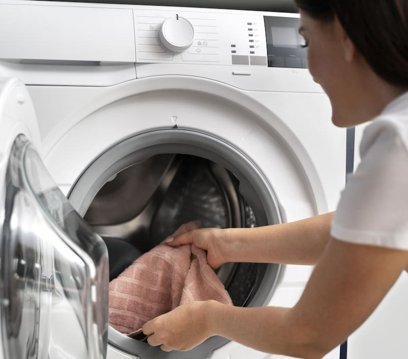 El oxígeno activo y el papel de cocina son los productos que recomienda para limpiar la goma, una de las zonas donde más humedad y residuos se acumulan.