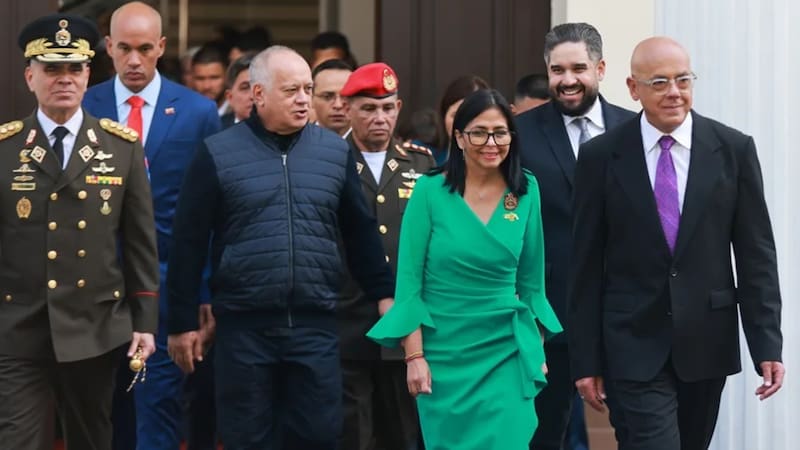 El vestido de alta moda italiana que uso Delcy Rodríguez al jurar como presidenta de Venezuela: cuesta más de USD 800.