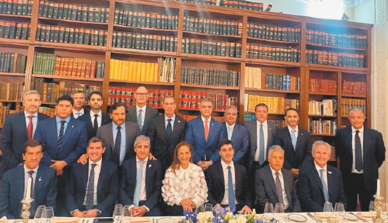 La nutrida delegación argentina que llegó a París
