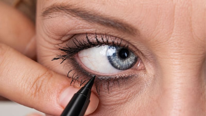 Las maquilladoras revelan el error que envejece la mirada después de los 50: “El lápiz negro en los ojos hace que parezcas mayor” .