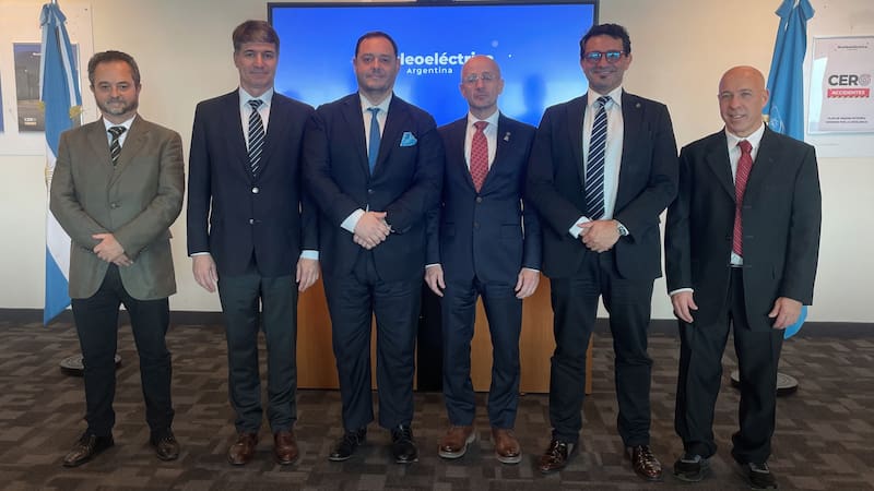 Demian Reidel junto al directorio de Nucleoeléctrica NASA.