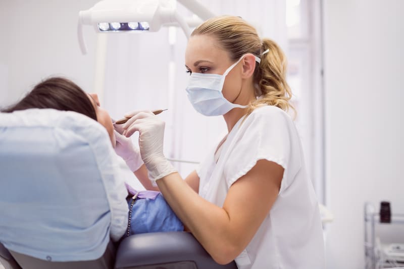 Un estudio publicado en 2026 encontró una reducción de la síntesis de colágeno, alteraciones en el ligamento periodontal y cambios en la respuesta de una reparación de los tejidos.