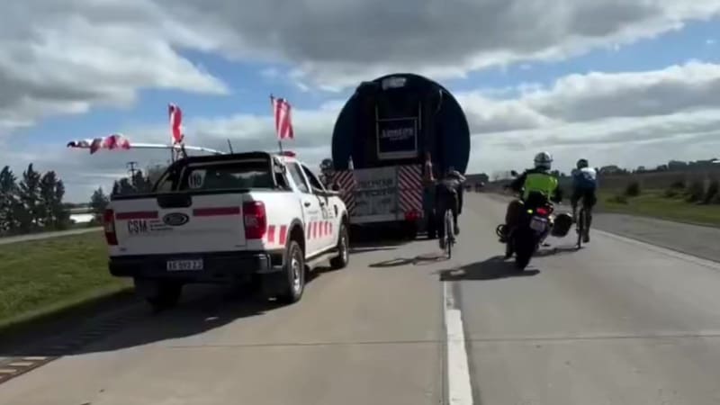 Iba en bicicleta por la ruta y denuncia que la policía lo chocó: “Me tiró y me abandonó”.