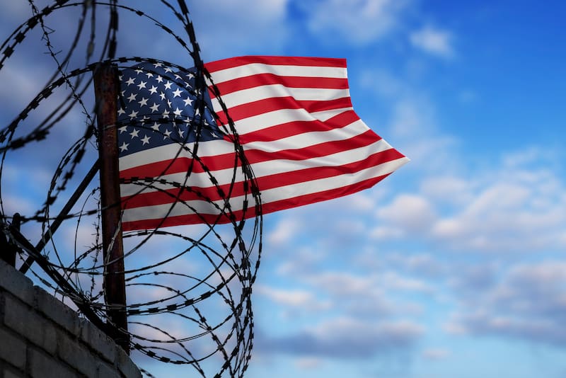 La presencia ilegal (unlawful presence) es el tiempo que una persona permanece en Estados Unidos sin estar autorizada.