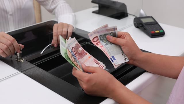 Oficial | Detienen a un empleado de banca por estafar a una clienta: robó 25.000 euros de la cuenta de una jubilada