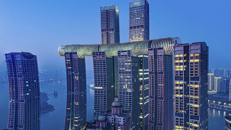 Desafía a la ingeniería | Inaugurarán un rascacielos de 250 metros de altura sostenido por cuatro torres y es el orgullo de un país
Fuente: Xataka