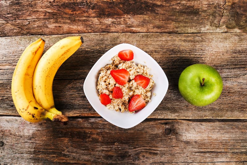 En solo 10 minutos, podemos disfrutar de una combinación deliciosa de banana, avena, frutillas, queso fresco y una crema de palta que nos ofrece una explosión de sabores y nutrientes (Fuente: Freepik)