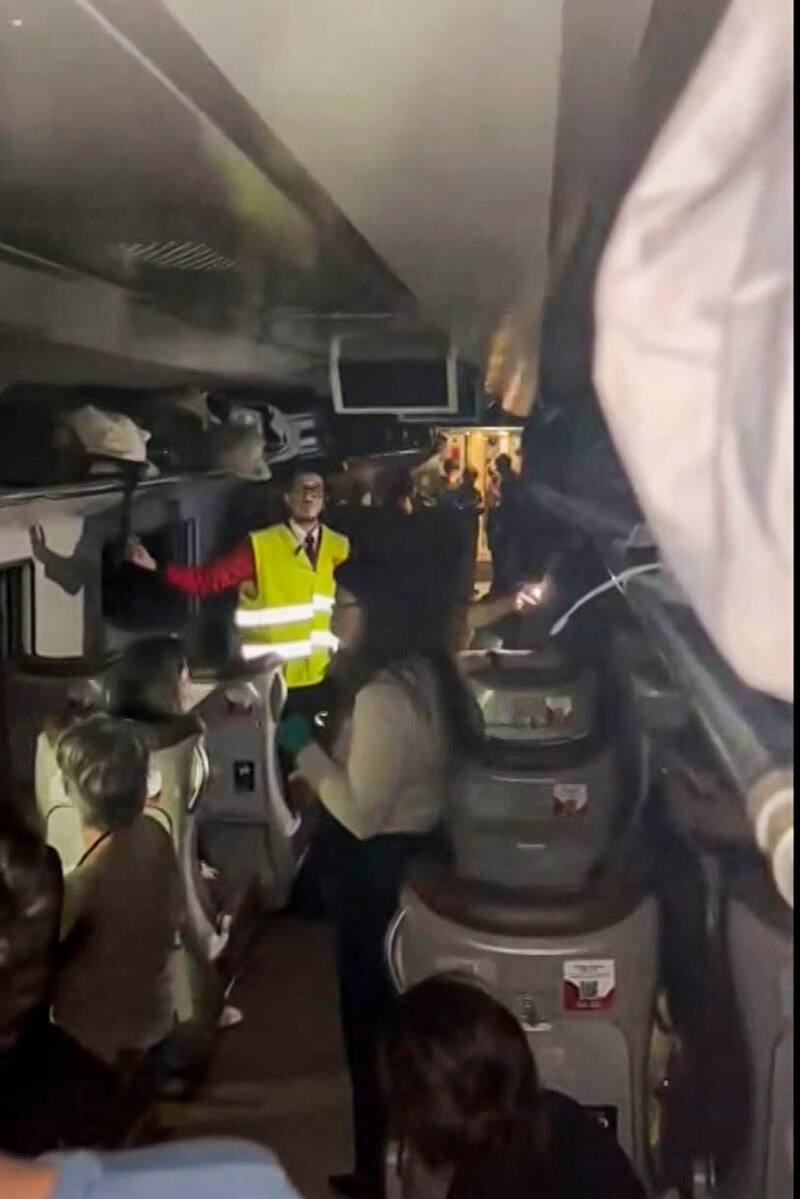 Imagen de varios pasajeros en un vagón de uno de los trenes siniestrados en Adamuz (Córdoba). Al menos cinco personas han muerto y varias han resultado heridas al descarrillar dos trenes de alta velocidad en el término de Adamuz (Córdoba). Además varias personas se encuentran atrapadas tras el descarrilamiento, según han informado a EFE fuentes del servicio de Emergencias 112 de Andalucía, que ha movilizado a los bomberos, los sanitarios y a la Guardia Civil.