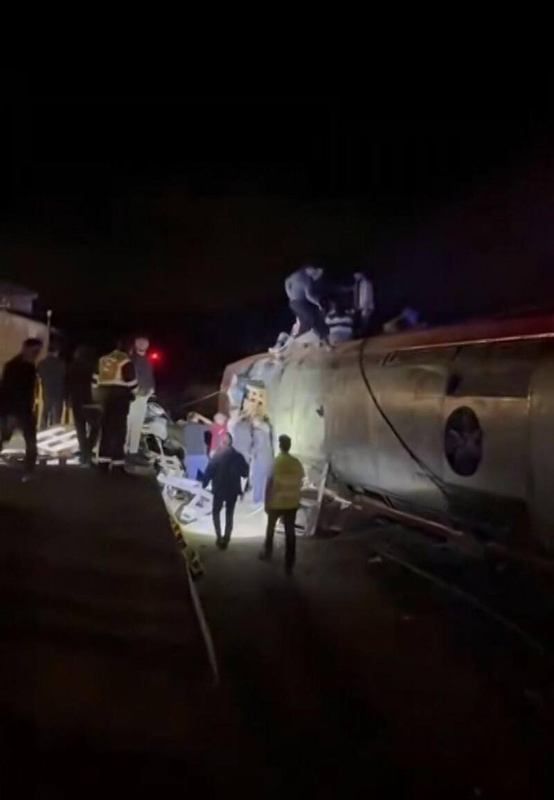 Al menos dos personas han muertos y varias han resultado heridas al descarrillar dos trenes de alta velocidad en el término de Adamuz (Córdoba). Además varias personas se encuentran atrapadas tras el descarrilamiento, según han informado a EFE fuentes del servicio de Emergencias 112 de Andalucía, que ha movilizado a los bomberos, los sanitarios y a la Guardia Civil.