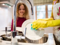 Personas que limpian mientras cocinan: qué dice la psicología sobre este hábito común