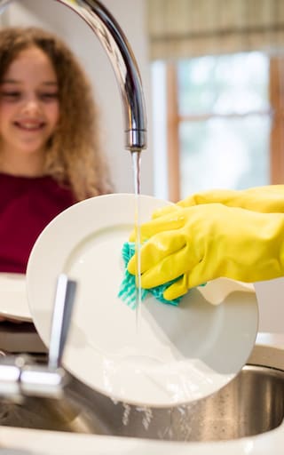 Personas que limpian mientras cocinan: qué dice la psicología sobre este hábito común