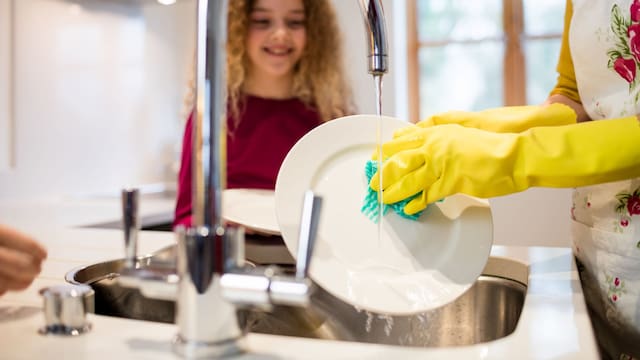 Personas que limpian mientras cocinan: qué dice la psicología sobre este hábito común