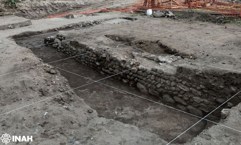 También se encontraron los restos óseos de seis infantes, además de objetos cerámicos, líticos y malacológicos.