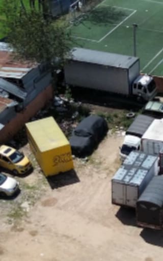 Descubren un negocio millonario ligado al narcotráfico en Bogotá: incluía locales y una cancha de fútbol