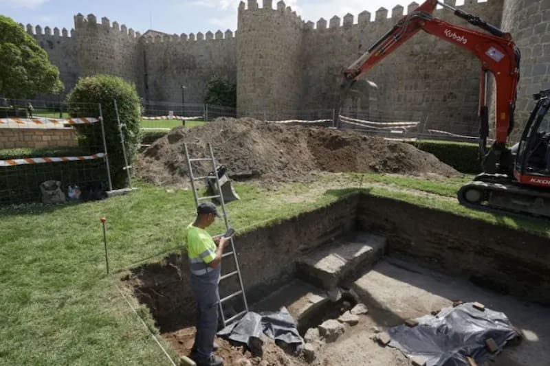 Las excavaciones arqueológicas que se realizan junto al arco de San Vicente, cerca del lienzo este de la muralla de Ávila, han dado como resultado el hallazgo de una necrópolis medieval, entre otros restos de diversas épocas.