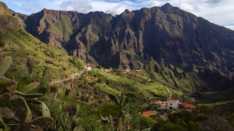 Entre picos escarpados y acantilados, un pueblo que parece suspendido en el tiempo y que pocos conocen dentro del Parque Rural de Teno.