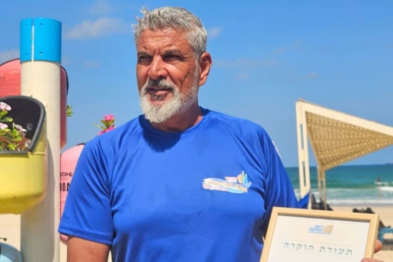 Buscaba joyas, llaves y objetos perdidos en una playa de Israel cuando encontró una moneda de Chipre de 2,500 años, única en su tipo.