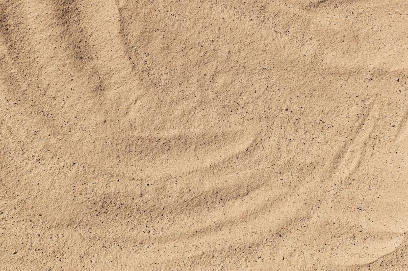 La mezcla genera una reacción que facilita el desprendimiento de grasa y residuos adheridos.