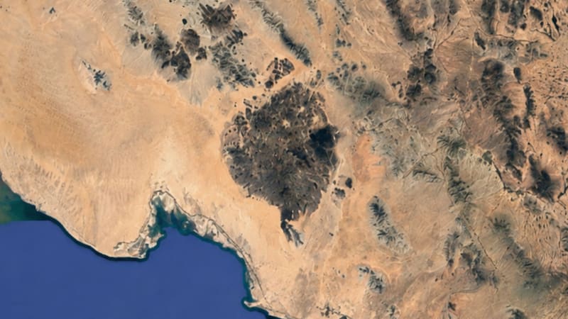 Desde el espacio se ve una mancha negra en el desierto de Sonora; en la tierra encuentran ríos de lava, cuevas subterráneas y sitios sagrados