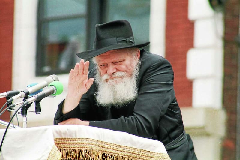 Desde su muerte en 1994, su tumba en Nueva York se convirtió en un lugar de peregrinación para fieles judíos y líderes internacionales.