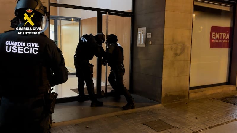 Golpe histórico contra una red de ciberestafas que enviaba millones de mensajes y llamadas a la vez.