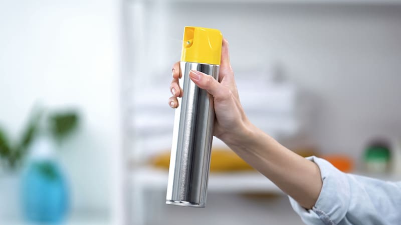 La mezcla de mandarina, pimienta y canela es mejor que el aerosol del supermercado por ser libre de químicos.