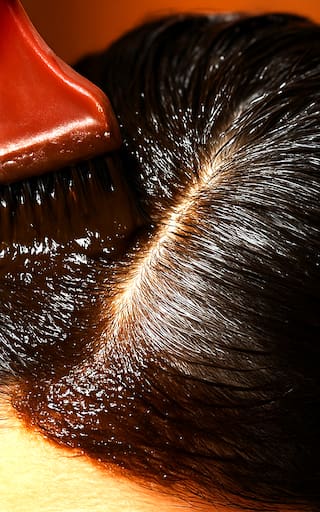 Mezcla casera libre de químicos para cubrir las canas en un día que deja el cabello brilloso y sin frizz