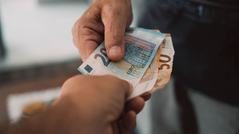 Despedida la Ley de Sucesiones: Hacienda asegura que designar a los hijos titulares de las cuentas bancarias no es una donación