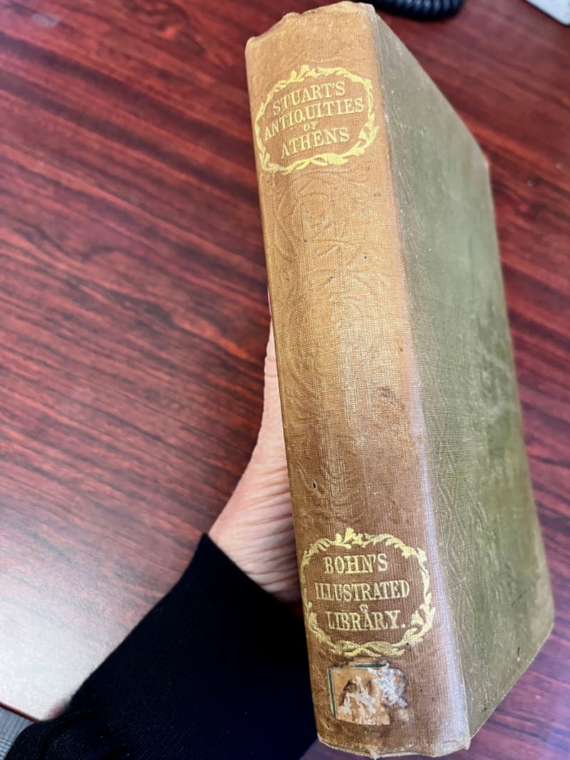Devuelven a una biblioteca de Australia un libro con 150 años de retraso.