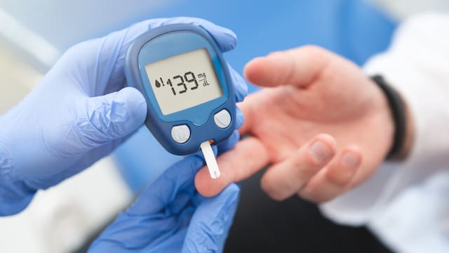 La ciencia lo confirma | El ejercicio de 2 minutos para mayores de 45 años que puede ayudar a controlar el azúcar en sangre y la respuesta de la insulina