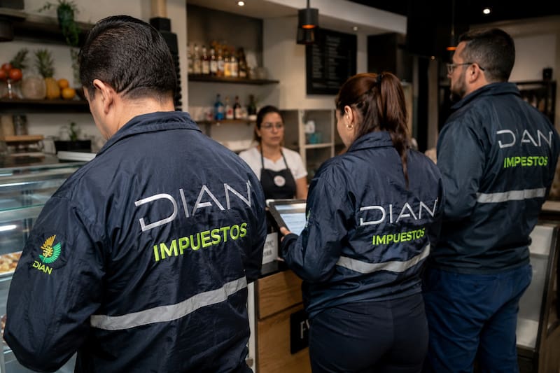 2.300 funcionarios visitaron más de 27.000 establecimientos en todo el país. (Representación creada con IA)