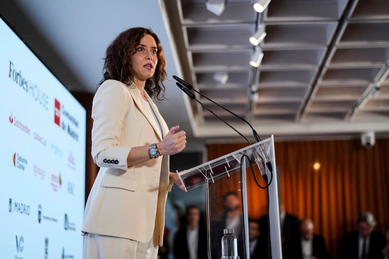 La presidenta de la Comunidad de Madrid, Isabel Díaz Ayuso, se ha opuesto este lunes a la acampada en la Puerta del Sol en defensa de la vivienda y se ha preguntado a qué edad debe dejar de pagar a sus caseros para quedarse en su vivienda, y, en ese caso, poder unirse a la próxima manifestación.