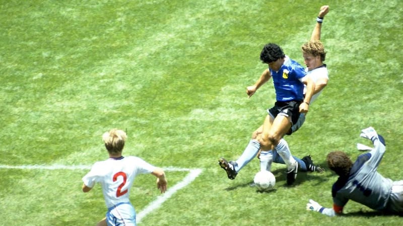 Diego Maradona jugando contra Inglaterra en 1986