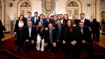La “Santilleta” sale a la cancha y Milei baja línea: enfermedad holandesa, modelo suizo y campaña 2027